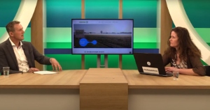 Man en vrouw aan een desk (interview)