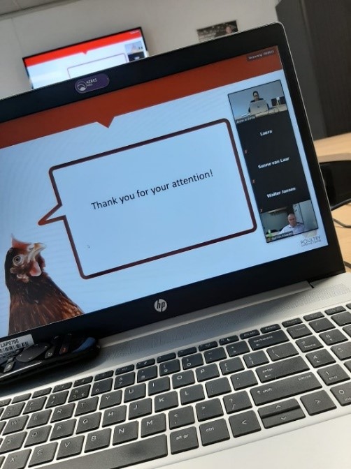 Foto van laptop met kip