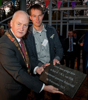 Burgemeester van Dijk bekijkt de eerste steen
